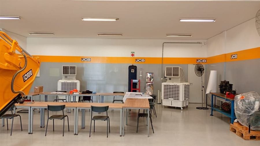 Climatizadores em sala de treinamento industrial