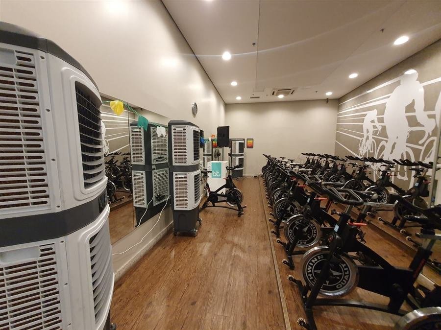 Climatizadores em sala de ciclismo indoor