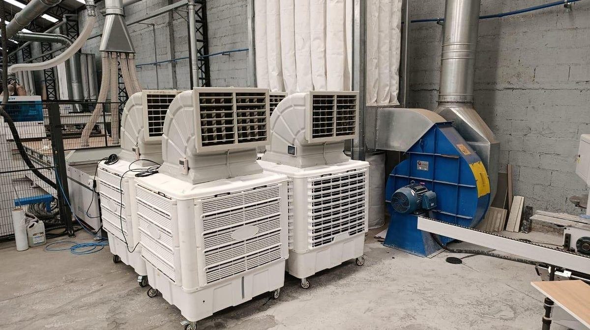 Três climatizadores industriais em galpão